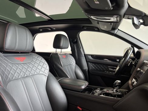 Used 2017 Bentley Bentayga image 24