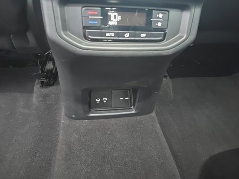 Used 2024 Volkswagen Atlas SE image 21