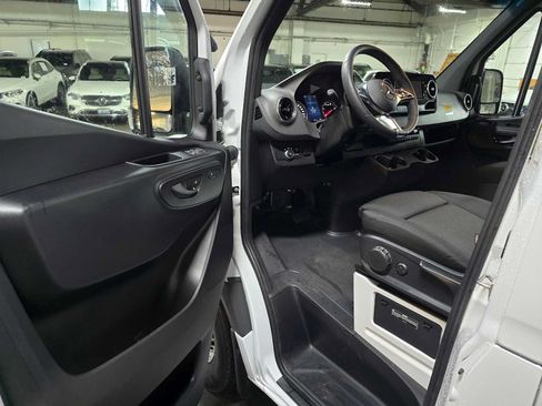 Used 2025 Mercedes-Benz Sprinter 2500 image 19