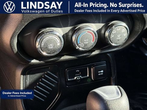 Used 2016 Jeep Renegade Latitude w/ Cold Weather Group FWD image 20