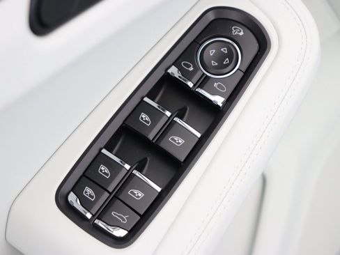 Used 2025 Porsche Macan image 26