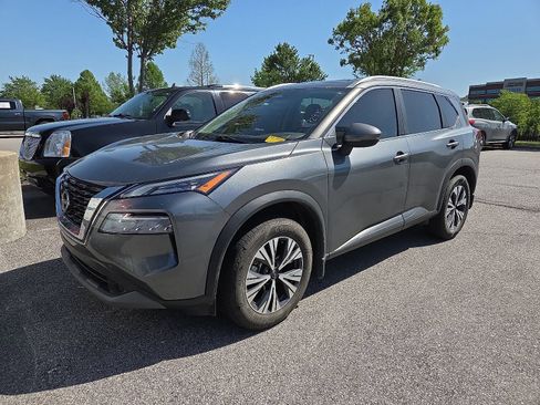 Used 2022 Nissan Rogue SV w/ SV Premium Package image 2