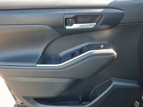 Used 2023 Toyota Highlander XLE AWD/4WD image 14