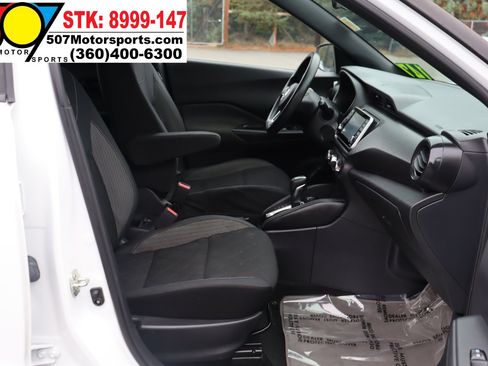 Used 2019 Nissan Kicks S image 17