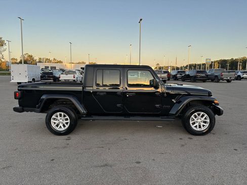Used 2023 Jeep Gladiator Sport image 7