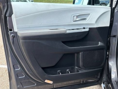 Used 2025 Toyota Sienna XLE FWD image 28