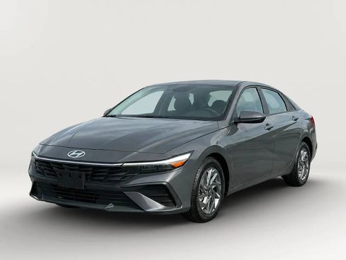 Used 2024 Hyundai Elantra SEL FWD image 3