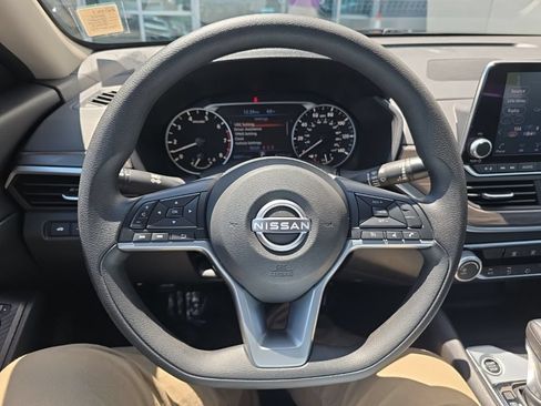 Used 2025 Nissan Altima 2.5 SV FWD image 18
