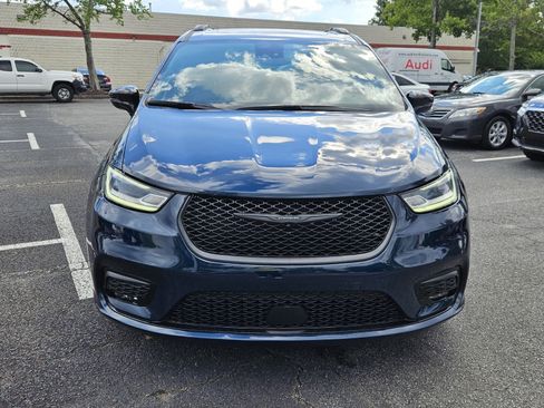 Used 2025 Chrysler Pacifica Limited FWD image 2
