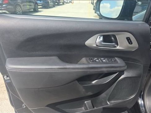 Used 2024 Chrysler Pacifica Limited w/ S Appearance Package FWD image 12