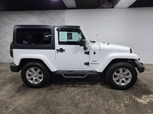 Used 2017 Jeep Wrangler Sahara w/ Connectivity Group AWD/4WD image 3