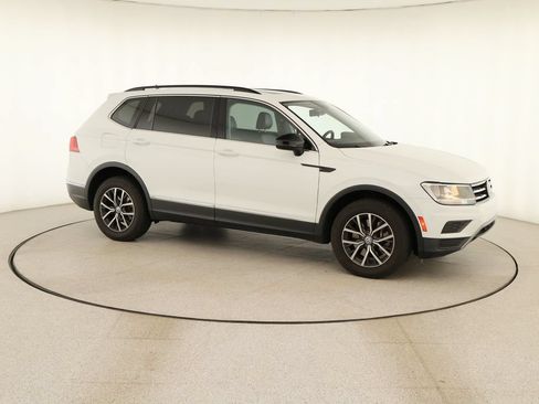 Used 2018 Volkswagen Tiguan SE w/ Panoramic Sunroof Package AWD/4WD image 9