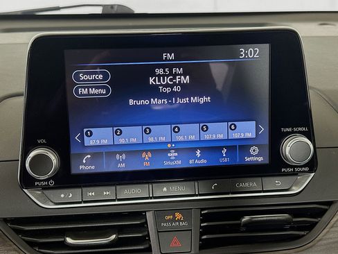 Used 2025 Nissan Altima 2.5 SV FWD image 21