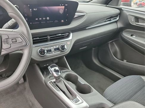 Used 2025 Buick Envista Preferred w/ Convenience II Package FWD image 20