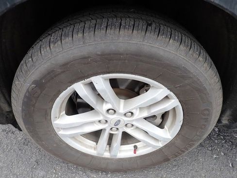 Used 2023 Ford Explorer XLT image 9