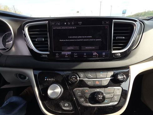 Used 2023 Chrysler Pacifica Touring-L image 10