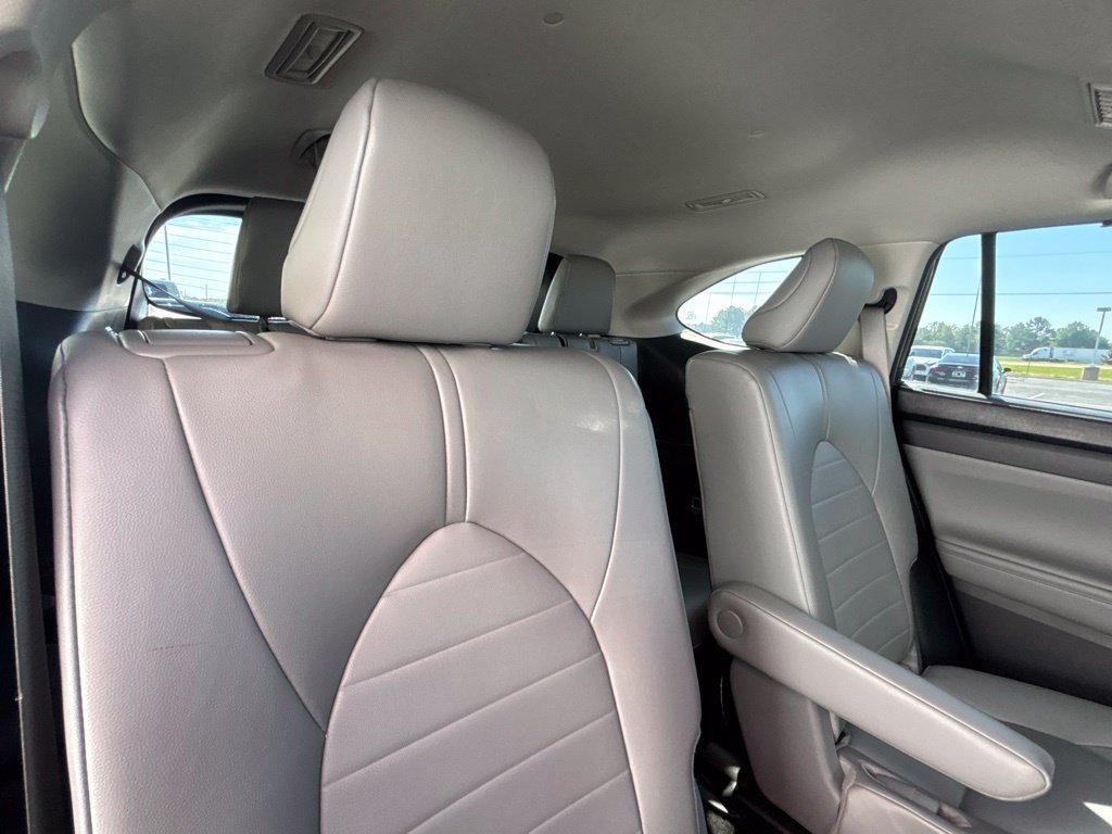 Used 2024 Toyota Highlander XLE AWD/4WD image 31