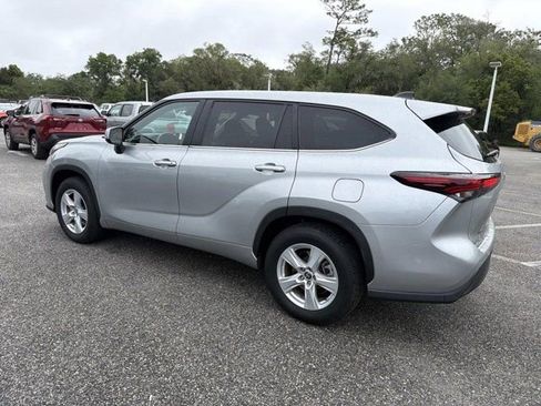 Certified 2025 Toyota Highlander LE FWD image 4