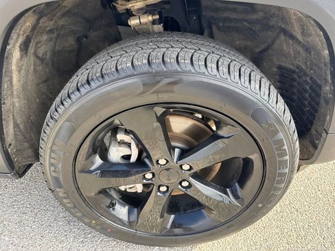 Used 2024 Jeep Grand Cherokee L Laredo image 10