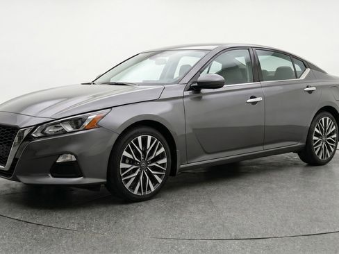 Used 2025 Nissan Altima 2.5 SV FWD image 3