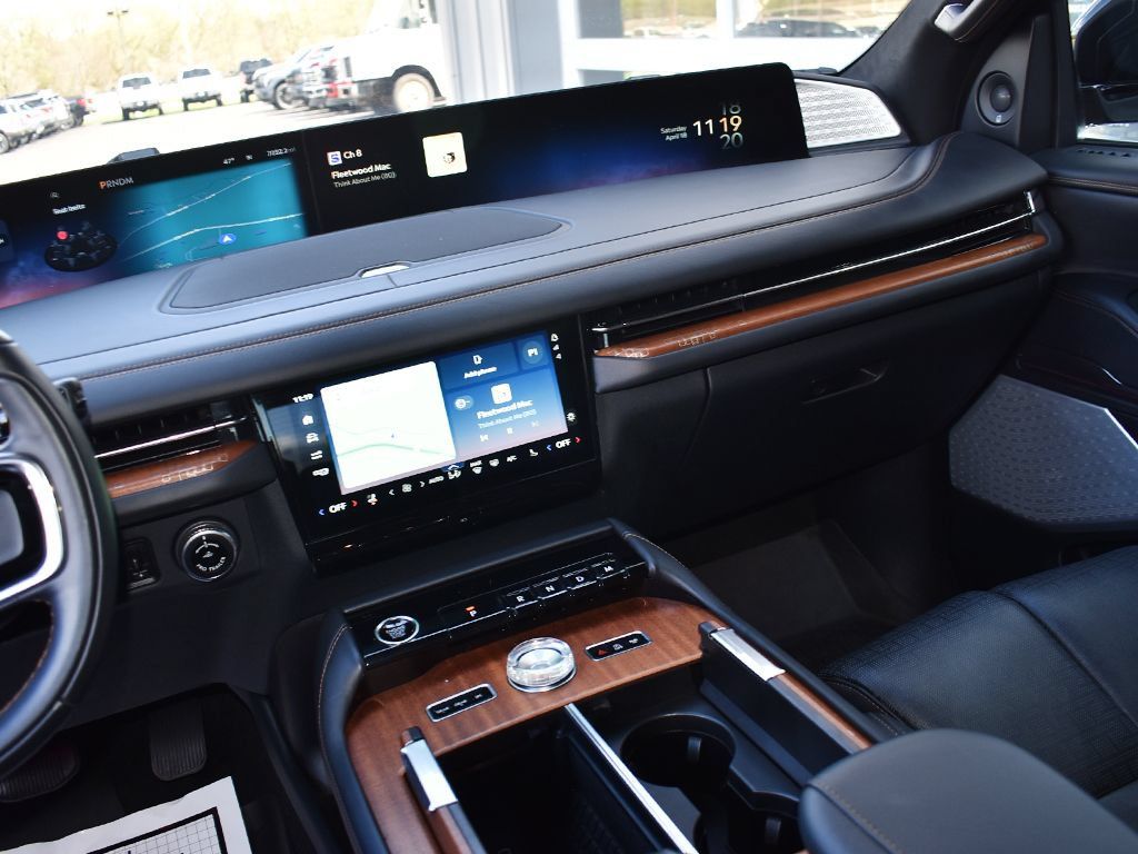Used 2025 Lincoln Navigator L Black Label AWD/4WD image 18