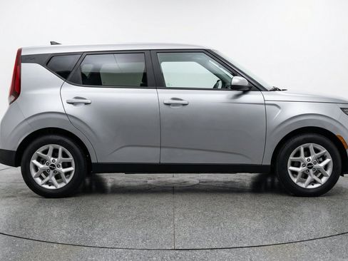 Used 2025 Kia Soul LX w/ LX Technology Package FWD image 11