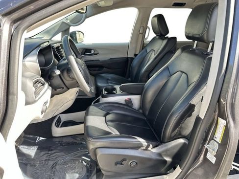 Used 2023 Chrysler Pacifica Touring-L FWD image 12