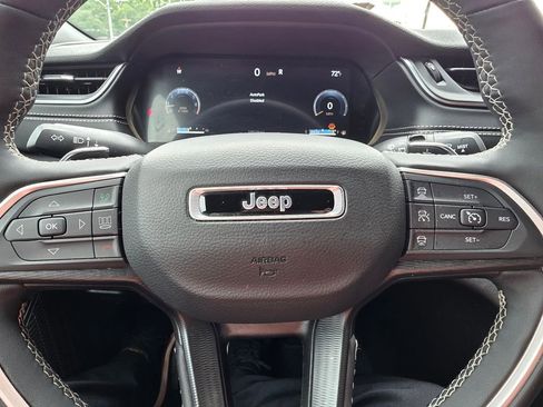 Used 2025 Jeep Grand Cherokee Altitude AWD/4WD image 19