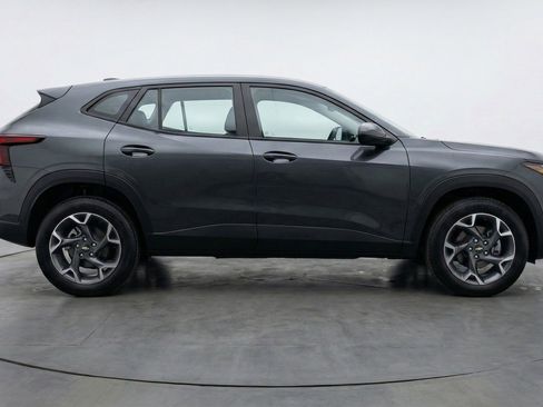 Used 2025 Chevrolet Trax LT w/ LT Convenience Package image 11