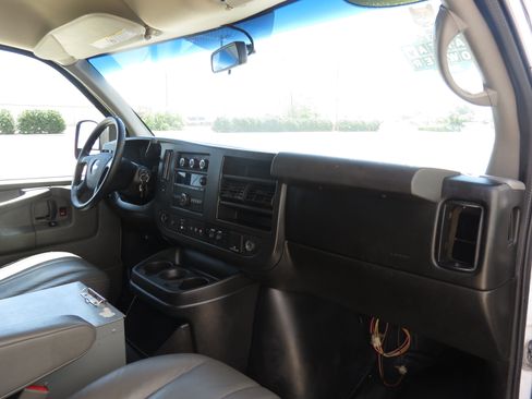 Used 2015 Chevrolet Express 2500 RWD image 25