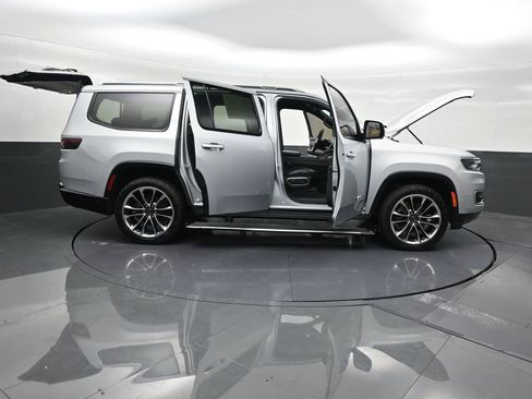 Used 2022 Jeep Wagoneer Series III w/ Premium Group I image 33