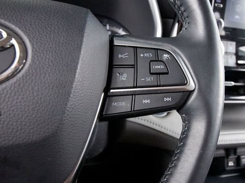 Used 2021 Toyota Highlander XLE AWD/4WD image 17