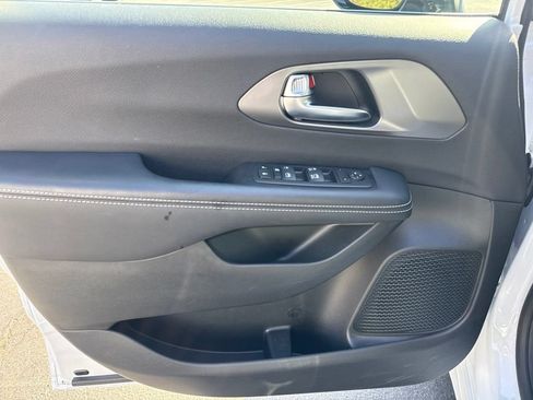 Used 2025 Chrysler Voyager LX FWD image 12