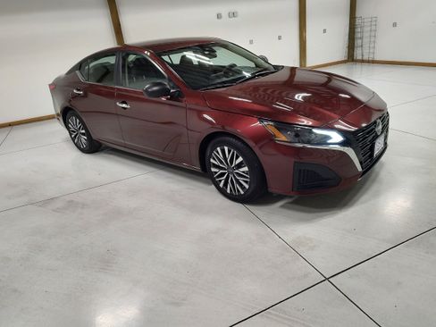 Used 2024 Nissan Altima 2.5 SV image 2
