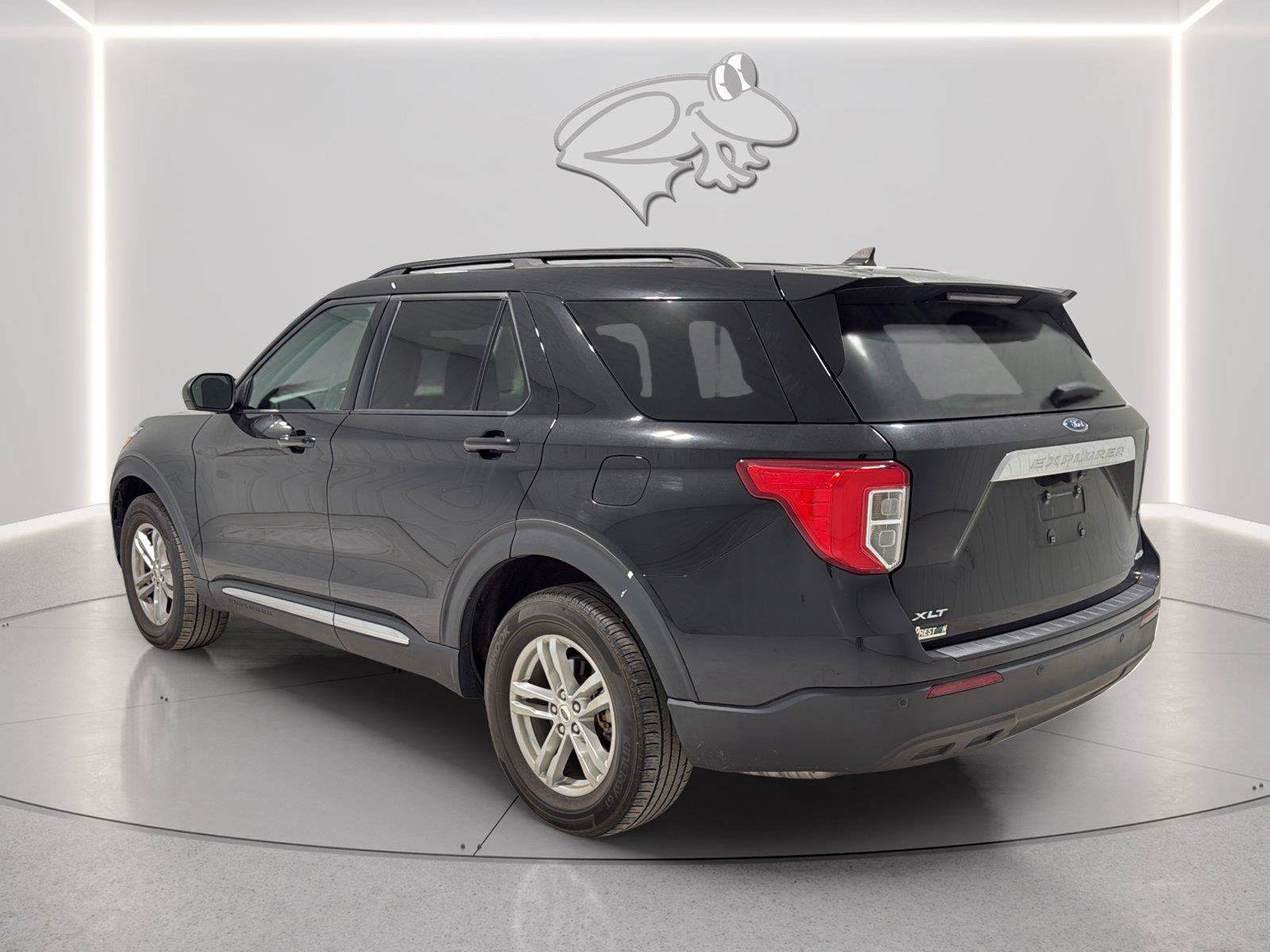 Used 2023 Ford Explorer XLT AWD/4WD image 3