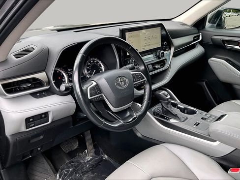 Used 2023 Toyota Highlander XLE FWD image 18