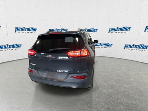 Used 2017 Jeep Cherokee Latitude AWD/4WD image 10