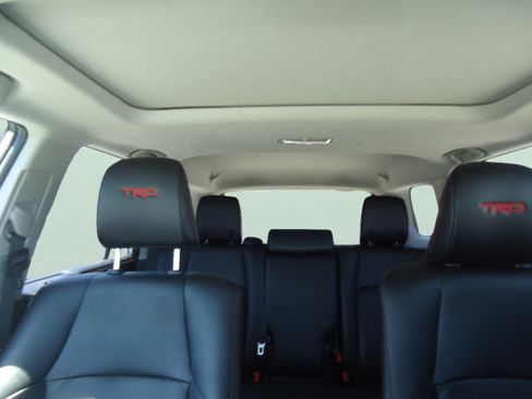 Used 2018 Toyota 4Runner TRD Off-Road Premium AWD/4WD image 32