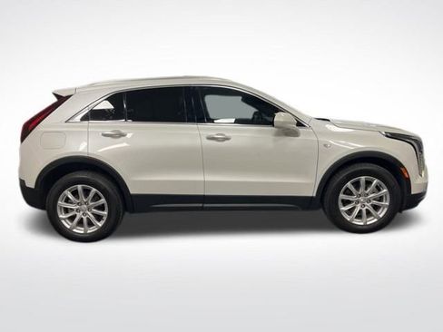 Used 2022 Cadillac XT4 Luxury w/ Cold Weather Package image 7