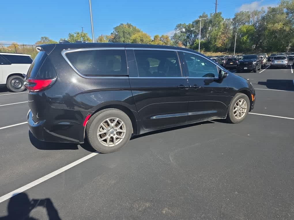 Used 2025 Chrysler Pacifica Select FWD image 3