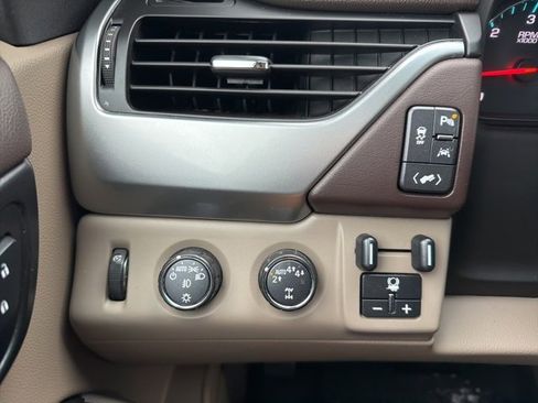 Used 2017 Chevrolet Suburban Premier image 19
