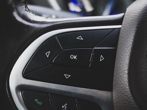 Used 2019 Chrysler Pacifica Touring-L w/ Advanced Safetytec Group image 13