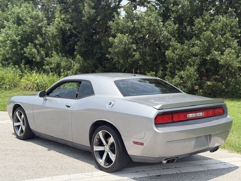 Used 2014 Dodge Challenger SXT RWD image 3