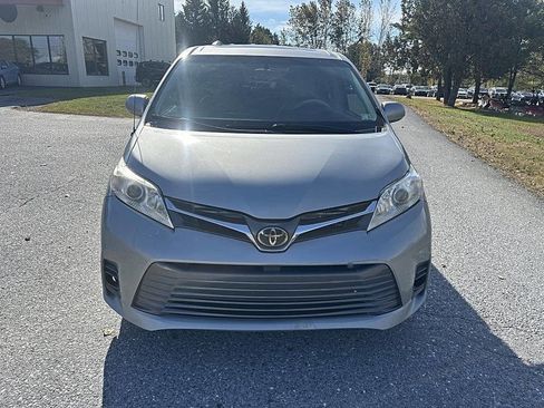 Used 2013 Toyota Sienna XLE image 8