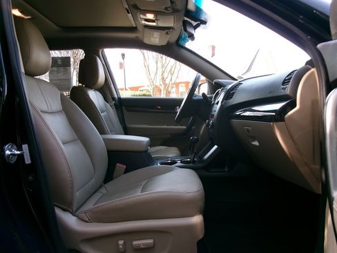 Used 2012 Kia Sorento EX w/ EX V6 Premium Pkg image 16