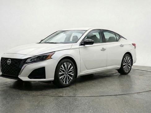 Used 2025 Nissan Altima 2.5 SV FWD image 3