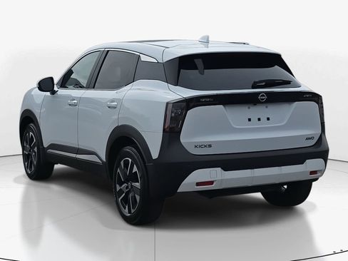 Used 2025 Nissan Kicks SV image 7