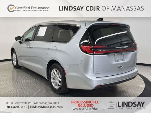 Used 2024 Chrysler Pacifica Touring-L FWD image 7