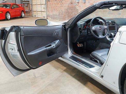 Used 2006 Chevrolet Corvette Coupe w/ Preferred Equipment Group RWD image 38