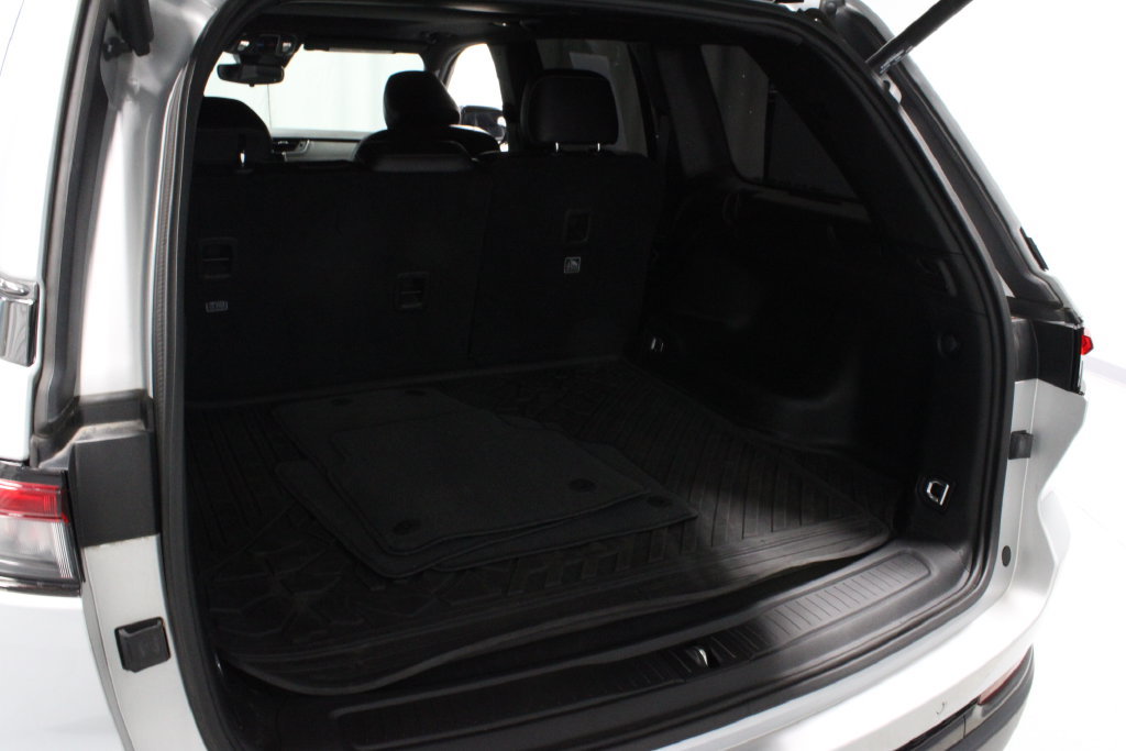 Used 2023 Jeep Grand Cherokee Altitude AWD/4WD image 12